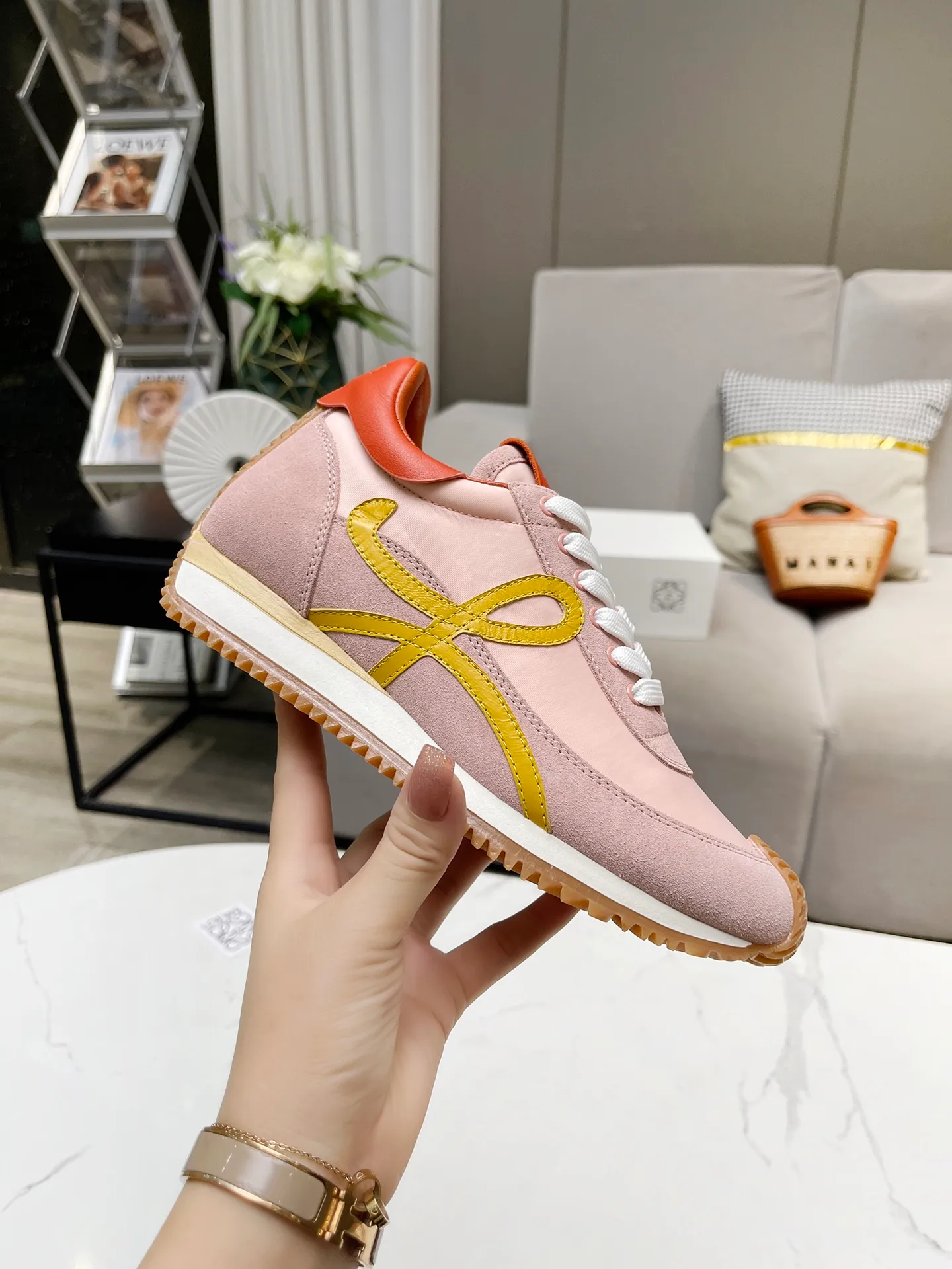 👟👟Ex-factory price 520👟👟 Men's code +10 Women's model: 35--39 (customized code 40 for women), Men's model: 40--44 (customized code 45 for men), 🔥🔥Hot LOEWE 2024 latest inner color block moral training shoes Forrest Gump shoes super good-looking super versatile color block stitching upper Very high-end hidden inner vagina 4cm! The heel has a novel design, is soft and comfortable, and has an exclusive brand logo on the side. It will be rated as the most comfortable sneaker of the year and is a must-have for your shoe cabinet!  The upper is made of special original cowhide + original cloth imported from Australia. The cowhide insole / original private model is exclusively customized with a 1:1 outsole!  Complete set in original packaging.